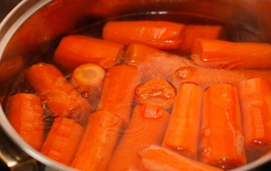 1. Этап. Морковный суп-пюре: Заливаем морковь водой, ставим на огонь и на среднем огне варим до мягкости.