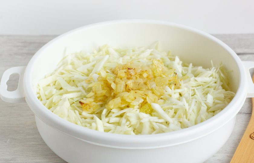 1. Этап. Запеканка А-ля голубцы: Лук очистите, помойте, мелко порубите и обжарьте в оливковом масле до прозрачности. Добавьте к капусте.