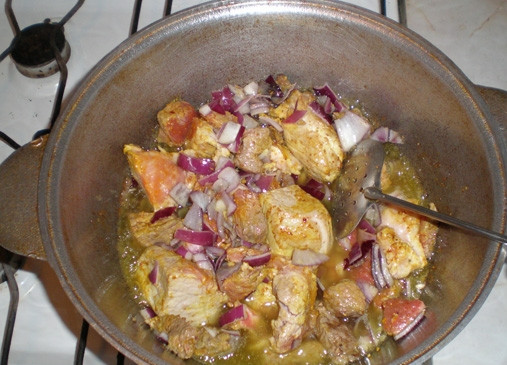 1. Этап. Дамляма из свинины и говядины: 5. Обжариваем мясо с луком в казане.