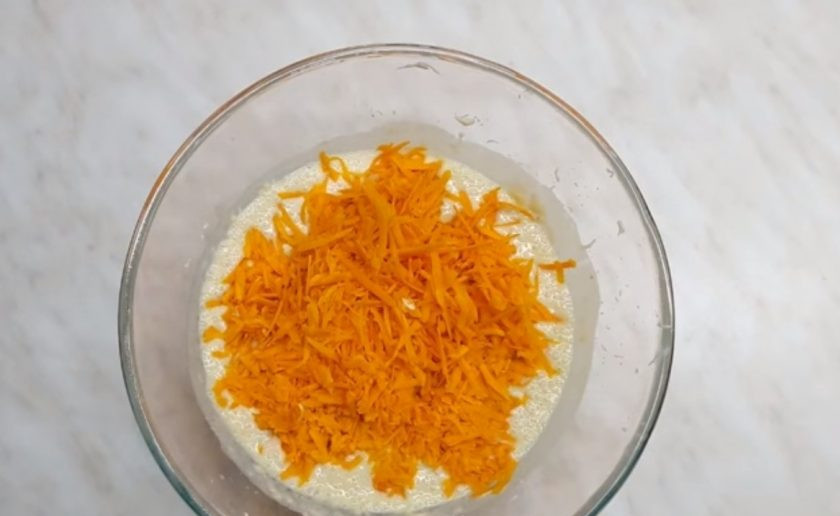 1. Этап. Пирог с тыквой без муки: 2. Перебейте массу блендером, затем добавьте сахар и яйца и снова перебейте блендером. Добавьте натертые и слегка отжатые яблоки и тыкву. Добавьте соль и перемешайте.