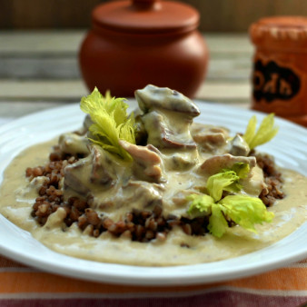 Сердце свиное с грибами в сметанном соусе