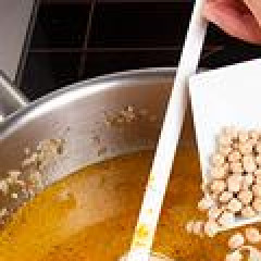 1. Этап. Марокканский суп с рисом, нутом и чечевицей: Слейте нут и чечевицу. Засыпьте горох (нут) и чечевицу в кастрюлю. Готовьте на медленном огне в течение 30 минут.