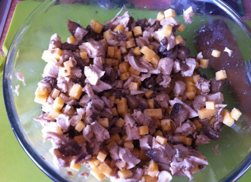 1. Этап. Блины с куриной грудкой: Готовим начинку. В сковороде обжариваем лук, добавляем порезанные шампиньоны и жарим до готовности. Смешиваем обжаренные грибы с луком, порезанное отварное куриное мясо и сыр (порезанный кубиками). Начинка готова!