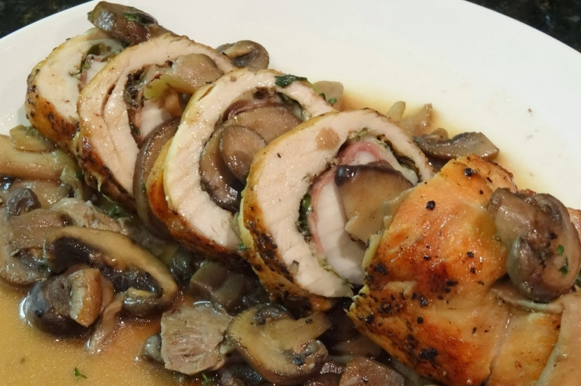 1. Этап. Рулет из индейки с грибами и сыром: 5. А при подаче поливаем рулеты оставшимся грибным соусом со сковороды. Готово!