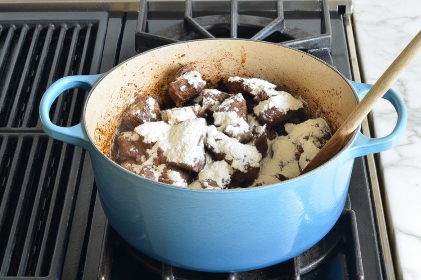 1. Этап. Жаркое из говядины с овощами: 6. Выложите обратно мясо и всыпьте муку.