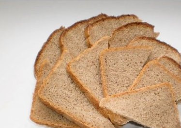 1. Этап. Гренки со шпротами: Нарезаем хлеб на кусочки, толщиной примерно 1 см. Обмазываем каждый из них с двух сторон растительным маслом.