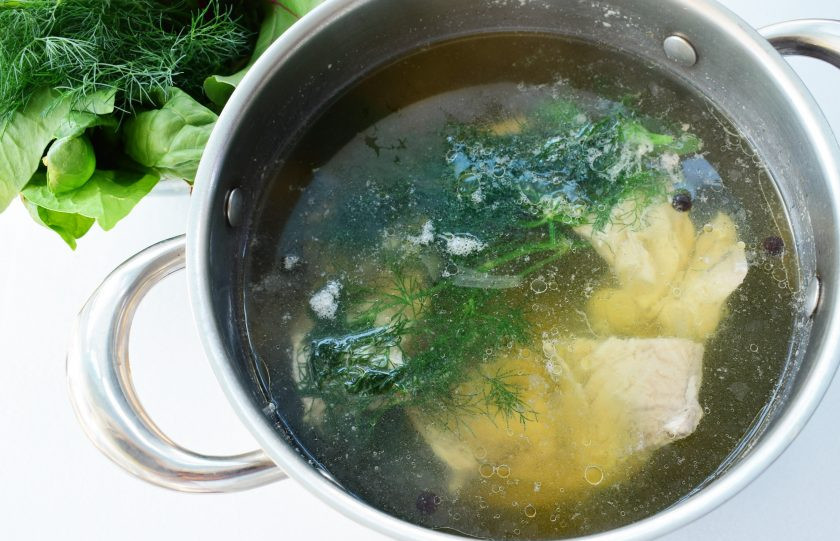 1. Этап. Ботвинья по старорусскому рецепту: Залейте водой, добавьте лавровый лист, душистый перец, соль, укроп. Доведите до кипения, уменьшите огонь, снимите пену, варите в течение 15-20 минут. Куски рыбы выньте из бульона, удалите кости. Бульон процедите, его можно использовать для приготовления первых блюд.