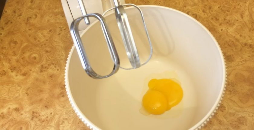 1. Этап. Булочки Улитки с заварным кремом: 4. Выложите тесто в миску, смазанную растительным маслом, накройте пленкой и оставьте при комнатной температуре на 3 часа. Приготовьте заварной крем: желтки разотрите с сахаром до однородности, добавьте кукурузный крахмал и перемешайте до однородности.