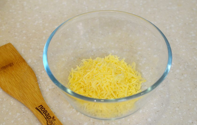 1. Этап. Горчичное печенье: 2. Сыр натрите на терке.