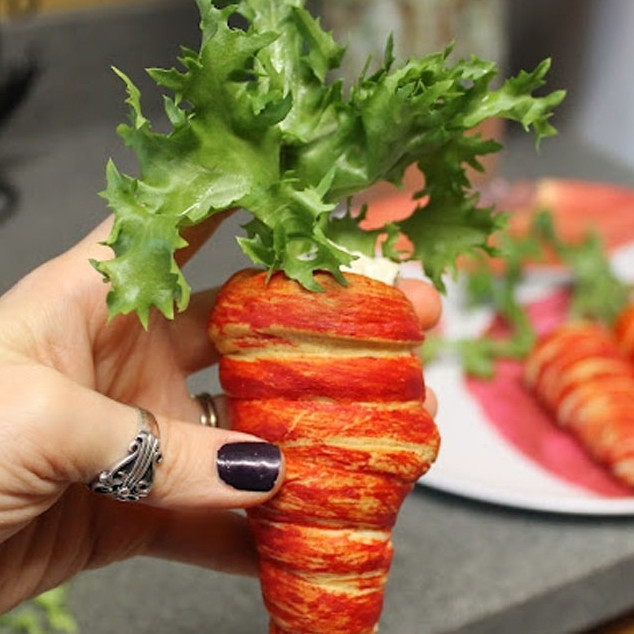 1. Этап. Закуска Морковь: Для пущей красоты в каждый конус вставляем по листику салата. Закуска 