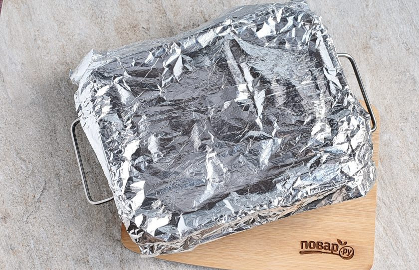 1. Этап. Индейка с овощами: Плотно накройте фольгой и поставьте в разогретую до 200 градусов духовку.