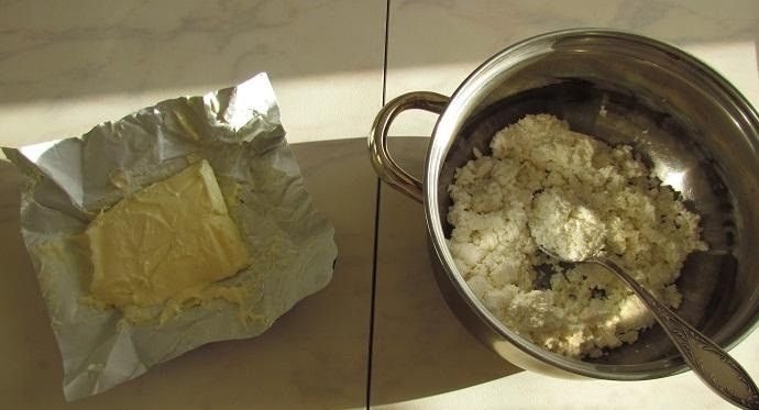 1. Этап. Быстрые творожные булочки: 1. Берем размягчённое масло, разминаем творог вилкой.