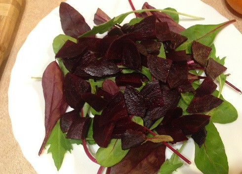 1. Этап. Потрясающая свекла от Джейми Оливера: Очистим свеклу и нарежем тонкими пластинками. Выложим на листья салата.