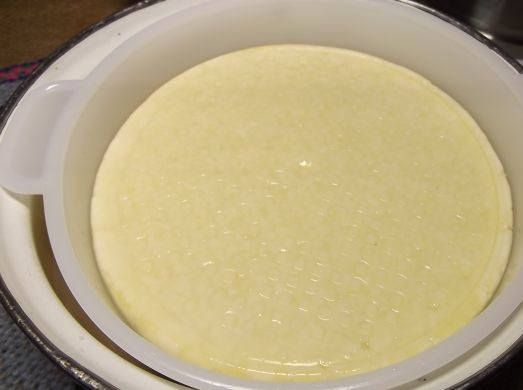 1. Этап. Сыр костромской в домашних условиях: 6. Чтобы ускорить процесс отделения сыворотки, можно подвесить сыр или установить сверху небольшой груз.