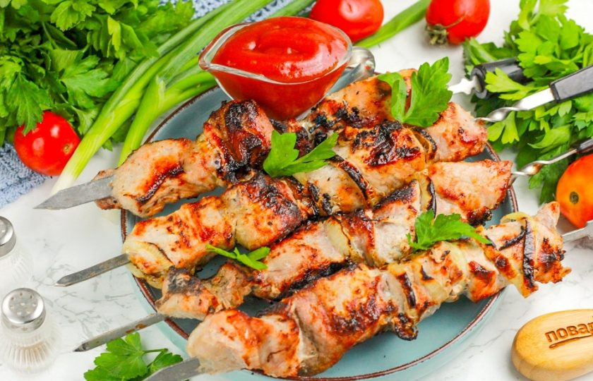 1. Этап. Шашлык из свинины в луковом маринаде: Подайте румяный шашлык из свинины к столу горячим с различными соусами, свежей зеленью, овощами. Приятного вам аппетита!