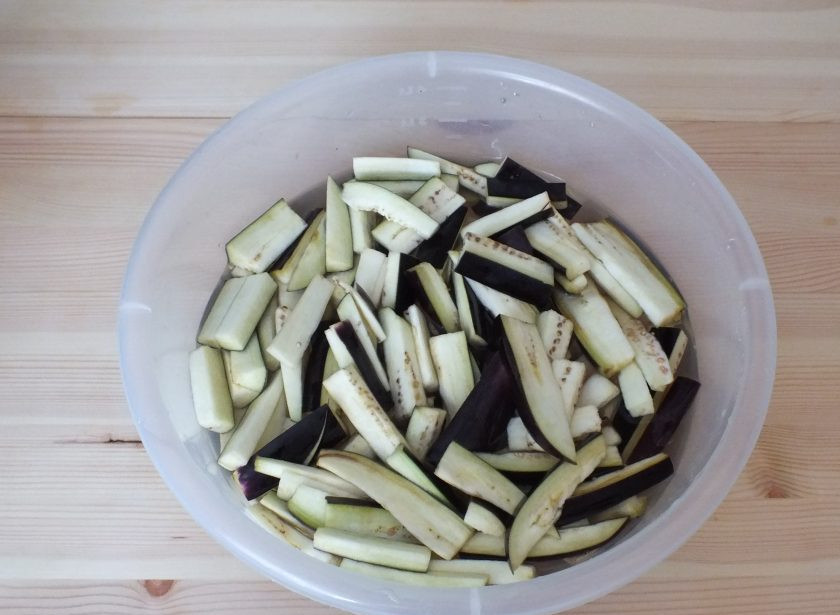 1. Этап. Острый салат на зиму: Оставьте баклажаны на 30 мнут, периодически помешивая.