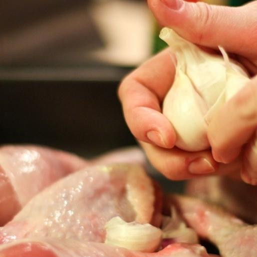 1. Этап. Сливочная курица с тархуном: В эту же форму для выпекания выкладываем зубчики чеснока, равномерно распределяя их по всей площади формы.