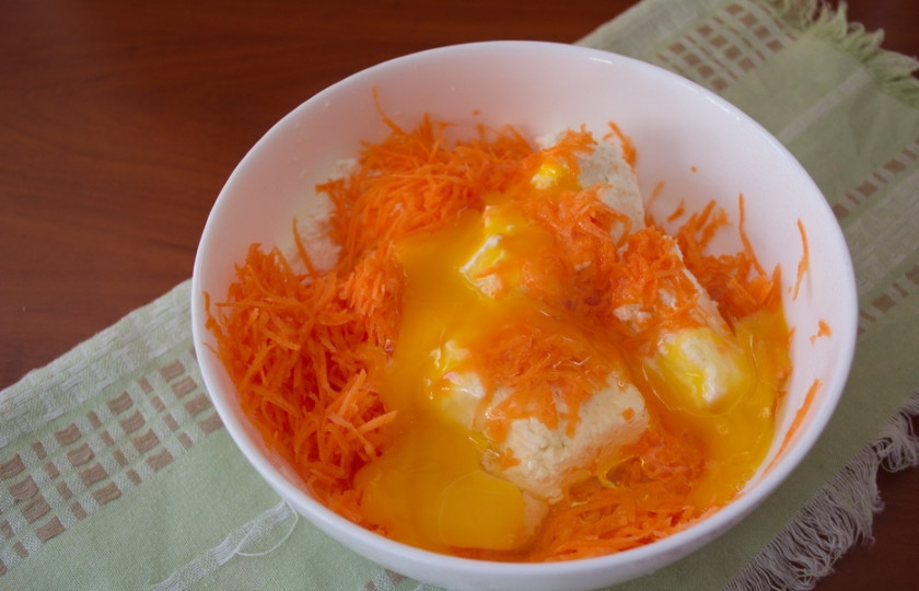 1. Этап. Розовые сырники: Добавьте 2 яйца. Замесите однородную массу.