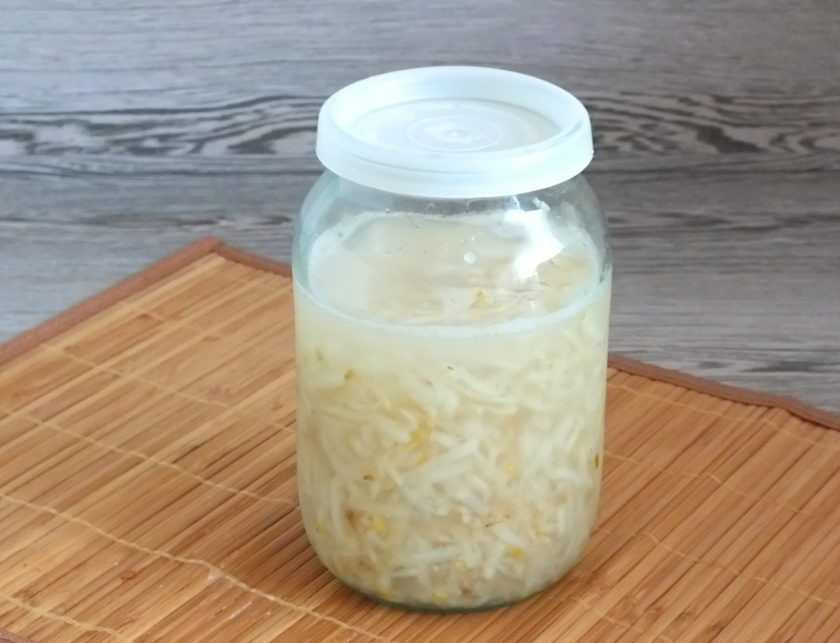 1. Этап. Грушевый ликёр в домашних условиях: Возьмите литровую тару. Переложите в нее натертые груши. К натертым грушам добавьте гвоздику. Залейте водкой. Закройте плотной крышкой и уберите в темное место на 2-3 недели. Чем слабее аромат у груши, тем дольше она должна настаиваться на водке.