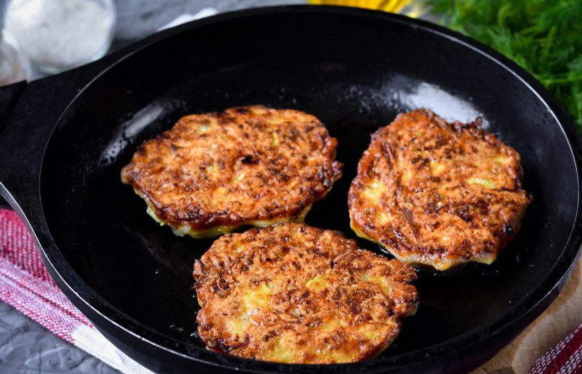 1. Этап. Оладьи из кабачков и помидоров: Обжаривайте оладьи с двух сторон по 4-5 минут. Оладьи внутри должны хорошо прожариться, чтобы не были сырыми.