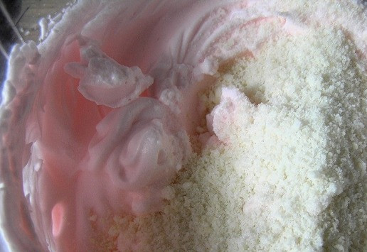 1. Этап. Пирожное Макарон с хурмой: Добавьте к белкам миндальную смесь.