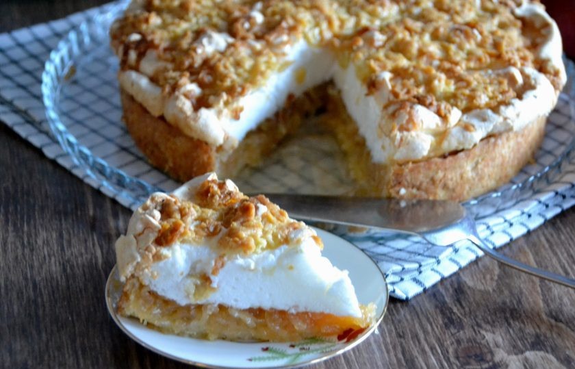 1. Этап. Польский пирог с яблоками и безе: Традиционно покажу разрез пирога. В нем нежная песочная основа, вкусная и ароматная яблочная начинка и нежное безе, которое венчает рассыпчатая песочная крошка. Это действительно вкусно!