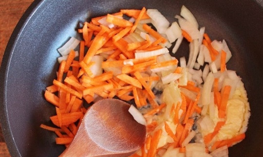 1. Этап. Рыбный суп из сайры: 2. Лук с морковью обжарьте до мягкости и выложите в кастрюлю.