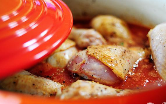 1. Этап. Курица с помидорами и чесноком: Закрыть крышкой и готовить в течении 1 часа.