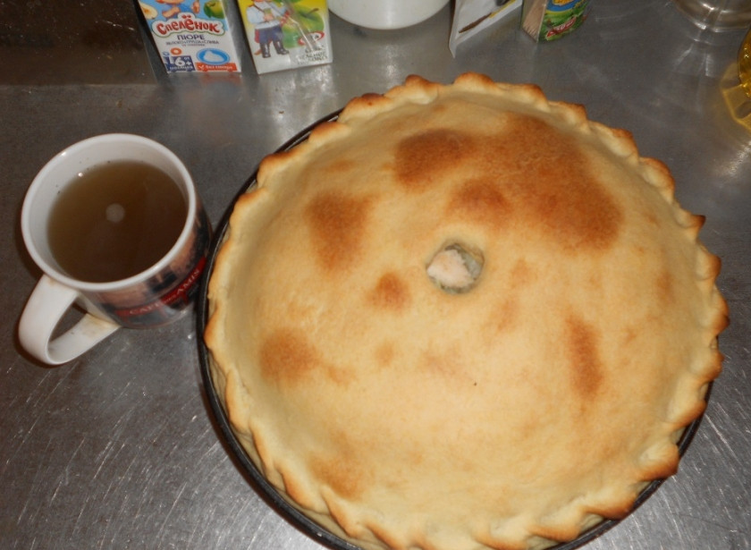 1. Этап. Пирог Курник: перед тем, как отправить Курник в духовку, она должна быть хорошо разогрета... скажем так где то 180 градусов. отправляем его на 30 минут после чего достаем и вливаем в него примерно 200 мл ( у меня не большая кружечка) соленой и перченой кипяченой водички. У нас получается, что тесто за пол часа нахождения в горячей духовке образовало как бы прочную кастрюльку, а мы влив в нее водичку ( а если есть куриный бульон, можно и его) создаем сочность. После чего снова отправляем его в духовку. Свой я накрыла фольгой, так как стал пригорать и убавила температуру ( у меня газ, точно до скольки не могу сказать, но примерно до 100) и выпекаем до готовности еще минут 20-30. За 5 минут до готовности достаем, смазываем куриным желтком и ставим зарумянится.