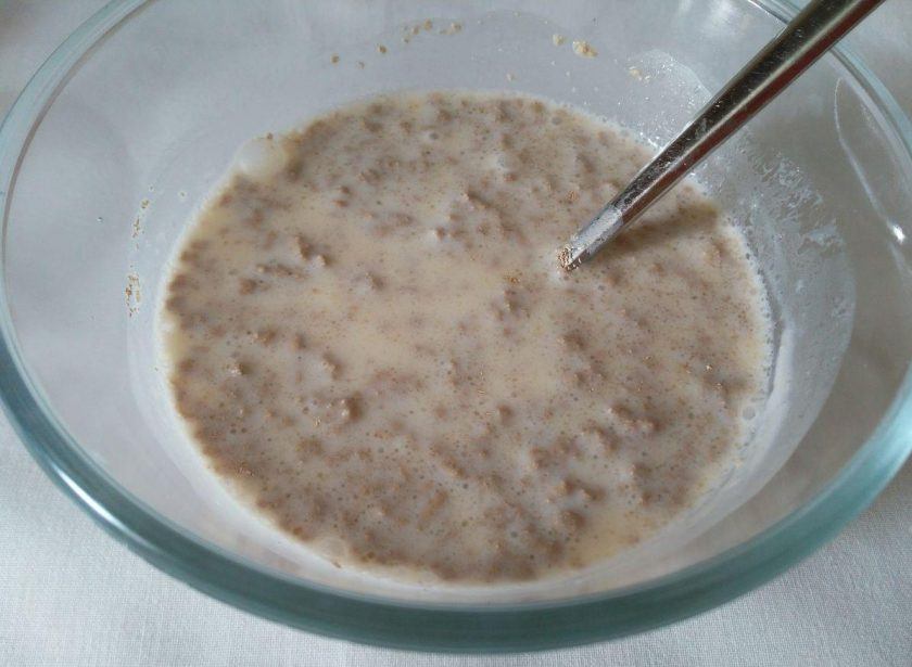 1. Этап. Пасхальная баба на сливках: Растворите сухие дрожжи в тёплых (30-35 градусов) сливках. Для этой цели сливки можно слегка подогреть в микроволновке или на водяной бане. Добавьте к этой смеси чайную ложку сахара из его общего количества, тогда дрожжи быстрее активируются. Оставьте смесь на 5-10 минут в тепле.