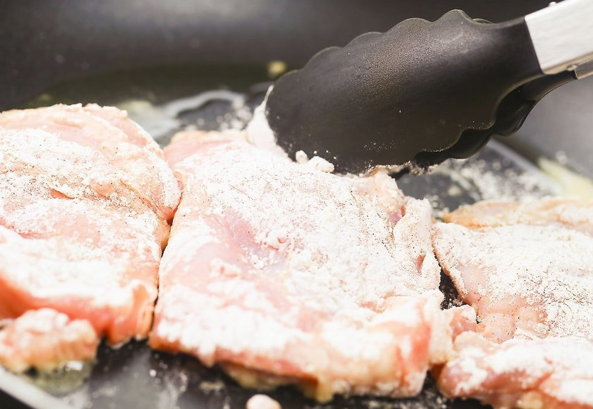 1. Этап. Оригинальный рецепт курицы: Курочку обваляйте в муке и на сковороде с маслом обжарьте до корочки минут 6-7, затем переверните и жарьте еще 4 минуты.