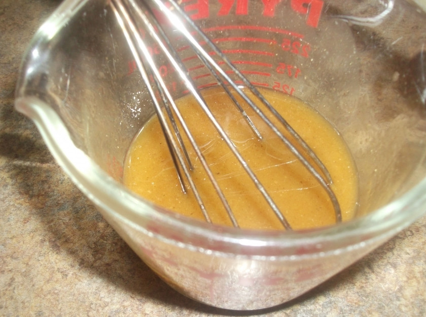 1. Этап. Морковь в фольге: Основной секрет этого блюда, конечно же, в маринаде. Для его приготовления необходимо смешать бульон (овощной или мясной), оливковое масло, корицу, мускатный орех и щепотку острого перца. Хорошо перемешать до получения однородной массы.