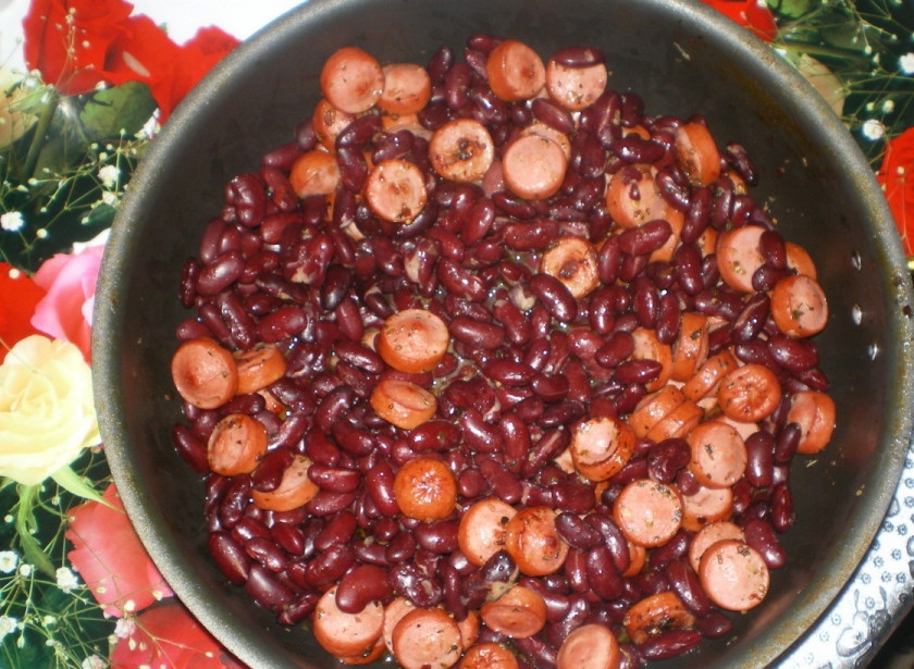 1. Этап. Сосиски с фасолью: Порежьте колечками сосиски. Обжарьте в масле. Фасоль откройте, слегка промойте водой. Добавьте к сосискам.