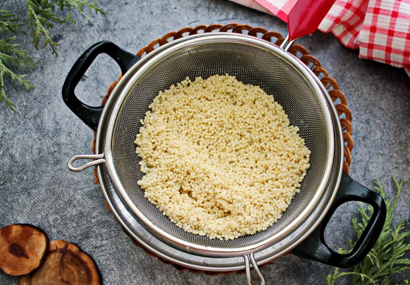 1. Этап. Пшенная каша на сухих сливках: Пшено хорошо промойте, выложите в кастрюлю и залейте одним стаканом воды. Доведите все до кипения на среднем огне, откиньте на сито и еще раз промойте.