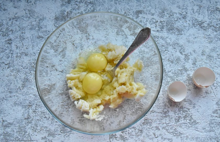 1. Этап. Банановые кексы без сахара: В банановую массу вмешайте два яйца.