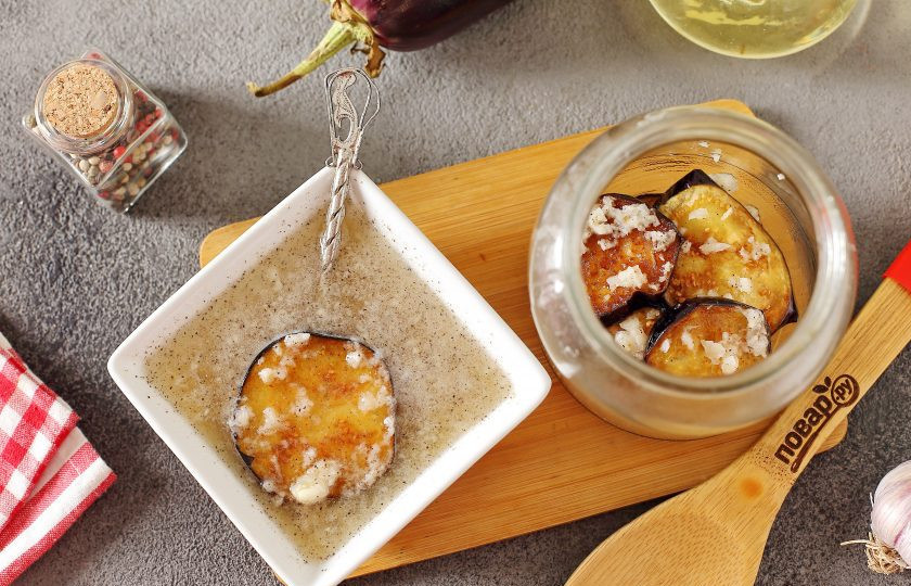 1. Этап. Баклажаны с чесноком жареные на зиму: Каждый кружочек баклажана опустите в маринад и переложите в чистую стерилизованную банку.