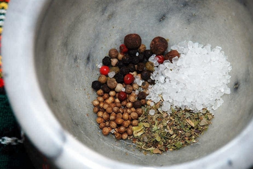 1. Этап. Скумбрия с овощами в духовке: 2. Размалываем в ступке специи, соль и перец.