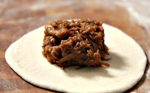 1. Этап. Булочки со свининой: 5. Из каждой части скалкой раскатать круг диаметром 12-15 см. Выложить в центр каждого круга 1/4 чашки начинки.