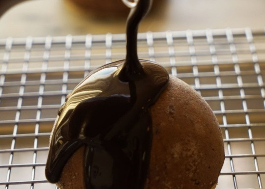 1. Этап. Зеркальная глазурь Гляссаж: 7. Когда вы будете использовать глазурь, прогрейте ее до 44 градусов.