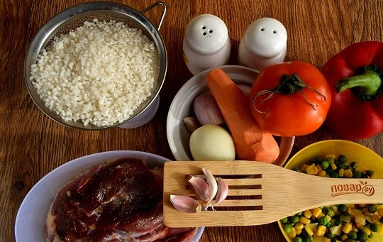 1. Этап. Курица с рисом и овощами по-каталонски: Подготовьте необходимые продукты. Мясо натрите солью со специями и полейте оливковым маслом. Овощи помойте. Лук, морковь и чеснок очистите. Рис промойте в нескольких водах до прозрачности и откиньте на сито.