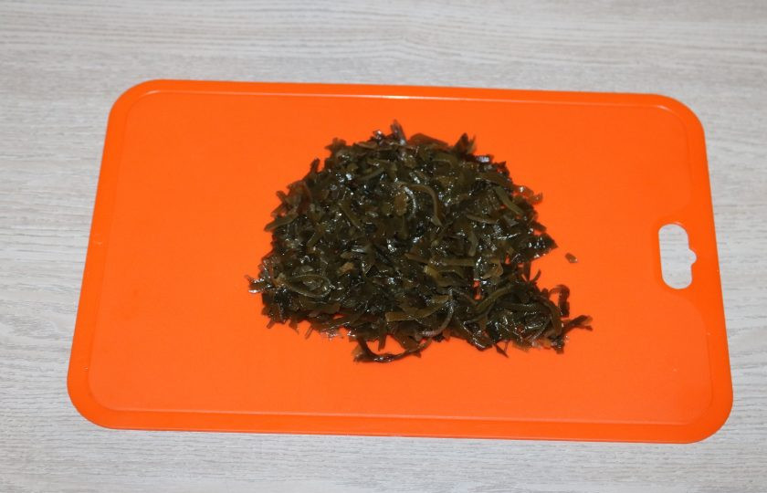 1. Этап. Борщ с морской капустой: Морскую капусту мелко нарежьте.