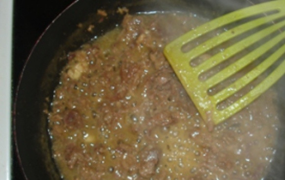 1. Этап. Подливка из тушенки: 1. Мясо нарезаем небольшими кусочками и обжариваем в сковороде на растительном масле.