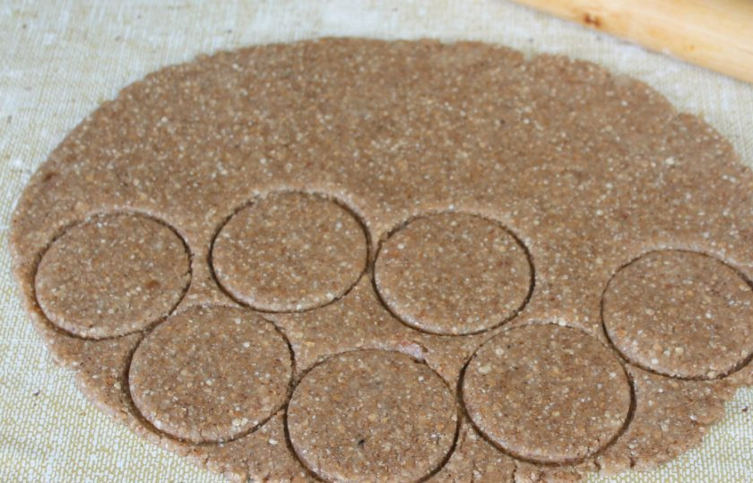 1. Этап. Овсяное печенье как в магазине: Раскатываем тесто толщиной 5 мм. и формой вырезаем круглое печенье.