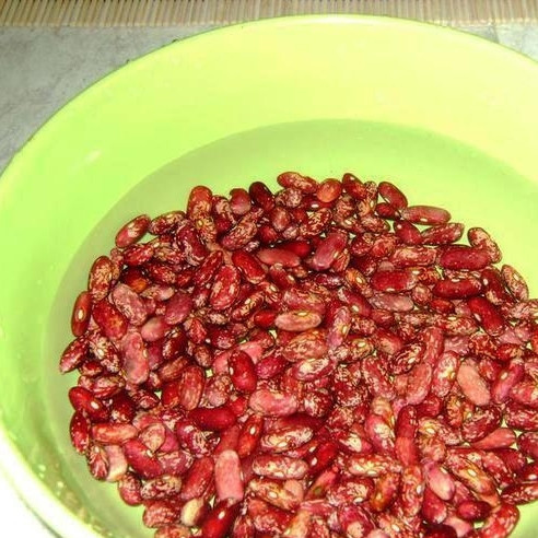 1. Этап. Салат с копченой колбасой: Красную фасоль заливаем холодной водой и оставляем набухать на 2 часа.