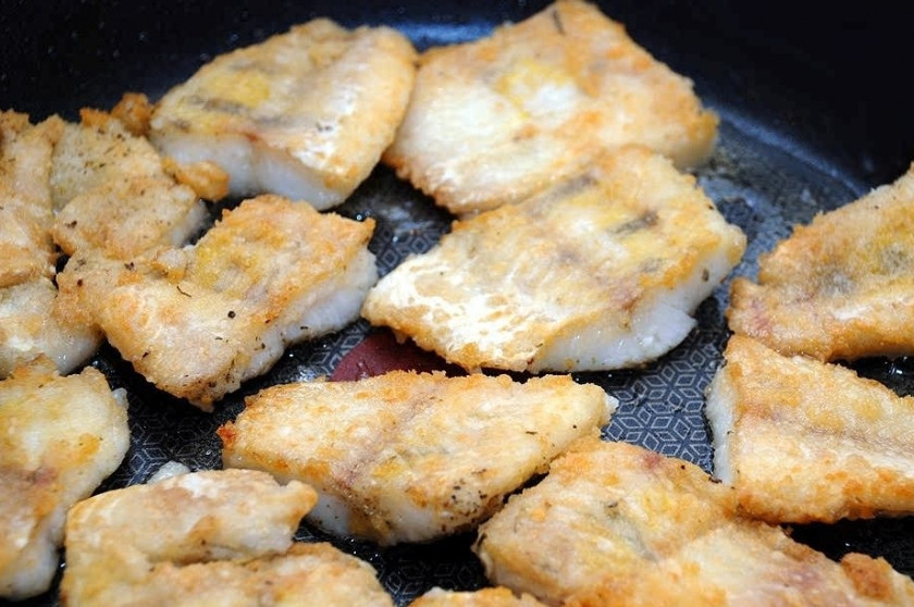 1. Этап. Рыба, тушенная в томатном соусе: Обжаривайте с двух сторон до готовности. Можете убавить огонь и накрыть сковородку крышкой. Судак - рыба речная, жарится довольно долго. Процесс может занять минут 10-15. За это время сделайте соус.