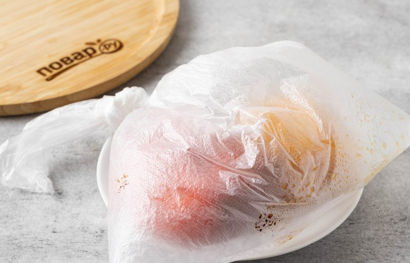 1. Этап. Брускетта с печеным перцем и сыром: Переложите горячий перец в пакет, завяжите и оставьте на 5-10 минут.