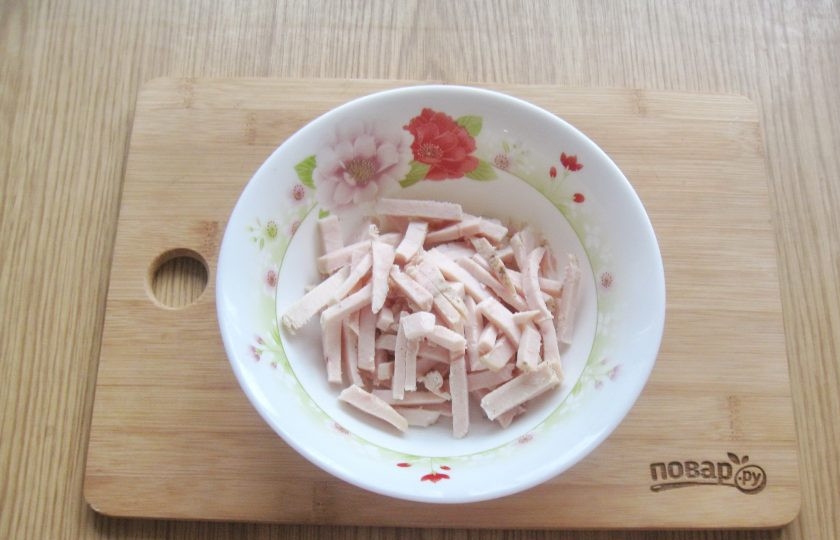 1. Этап. Салат с ветчиной и маринованными грибами: Выложите в салатник нарезанную соломкой ветчину.