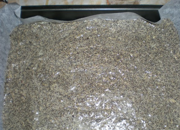 1. Этап. Пляцки львовские: Застелите противень бумагой для выпечки, влейте маковое тесто. Выпекать в духовке 20 минут, температура 180 градусов.