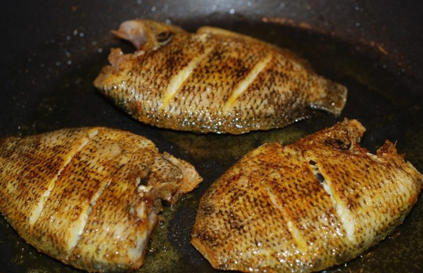 1. Этап. Морской окунь в сливочном соусе: 2. Обжарьте окуня с обеих сторон по 2-3 минуты с каждой стороны на сковороде.