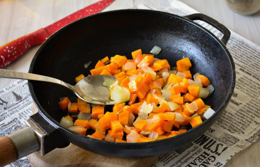 1. Этап. Грибная икра с морковью и луком: Пассеруйте лук и морковку на растительном масле 3-4 минуты, сделав средний огонь.